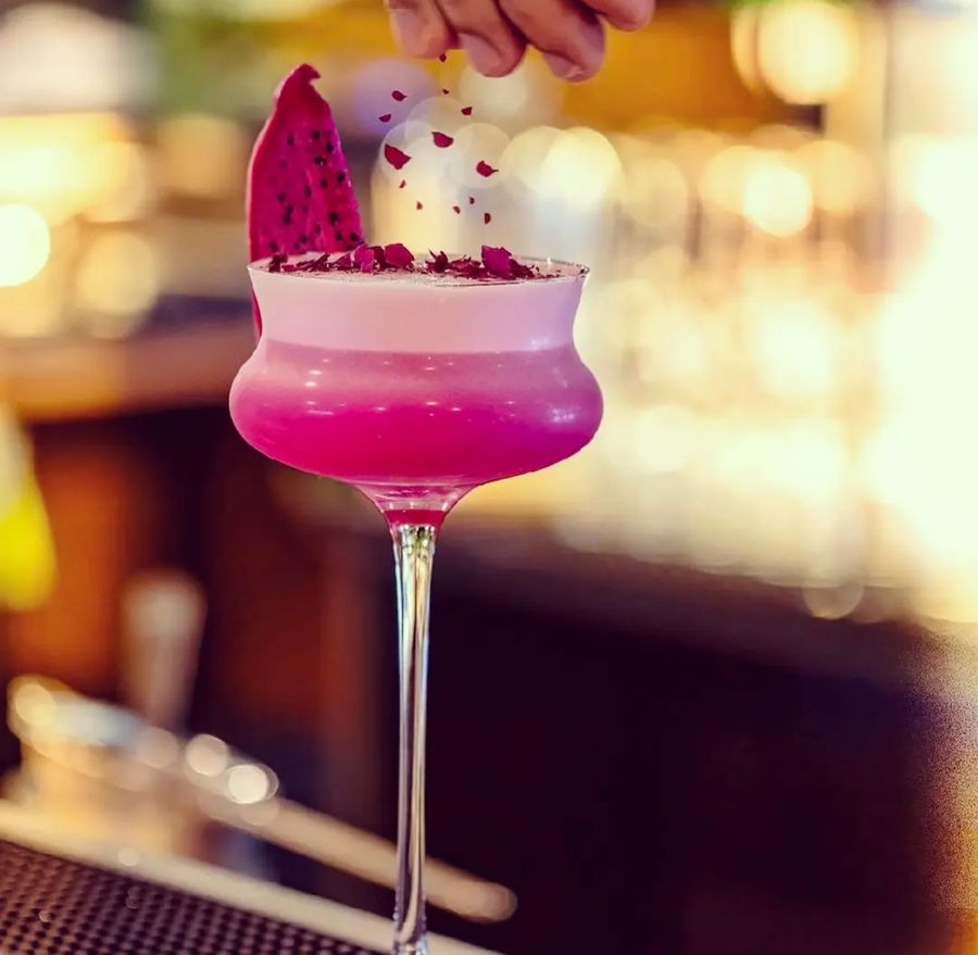 Cocktail alla frutta del drago con petali di rosa