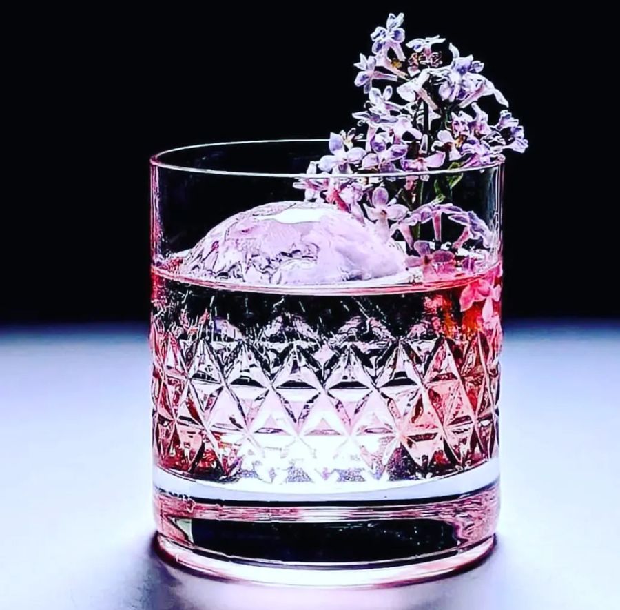 Old fashioned rosa con fiori di lillà