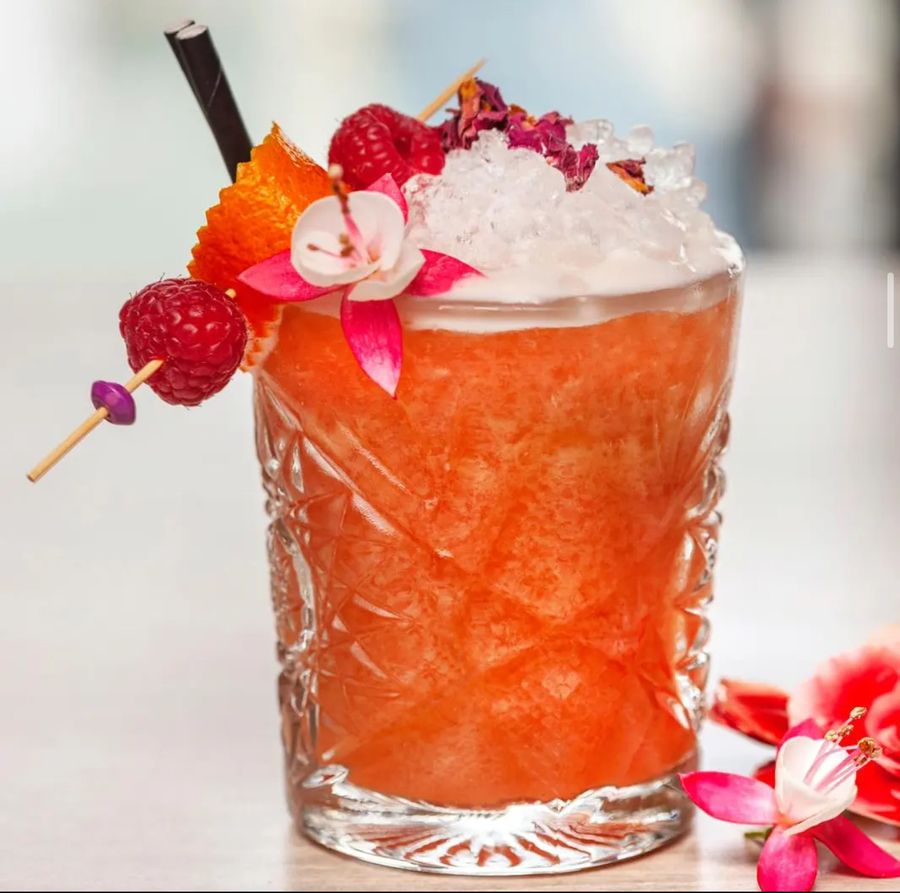 Cocktail alla frutta con lamponi e fiori eduli