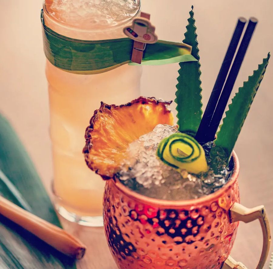 Moscow mule e cocktail tropicale con ananas