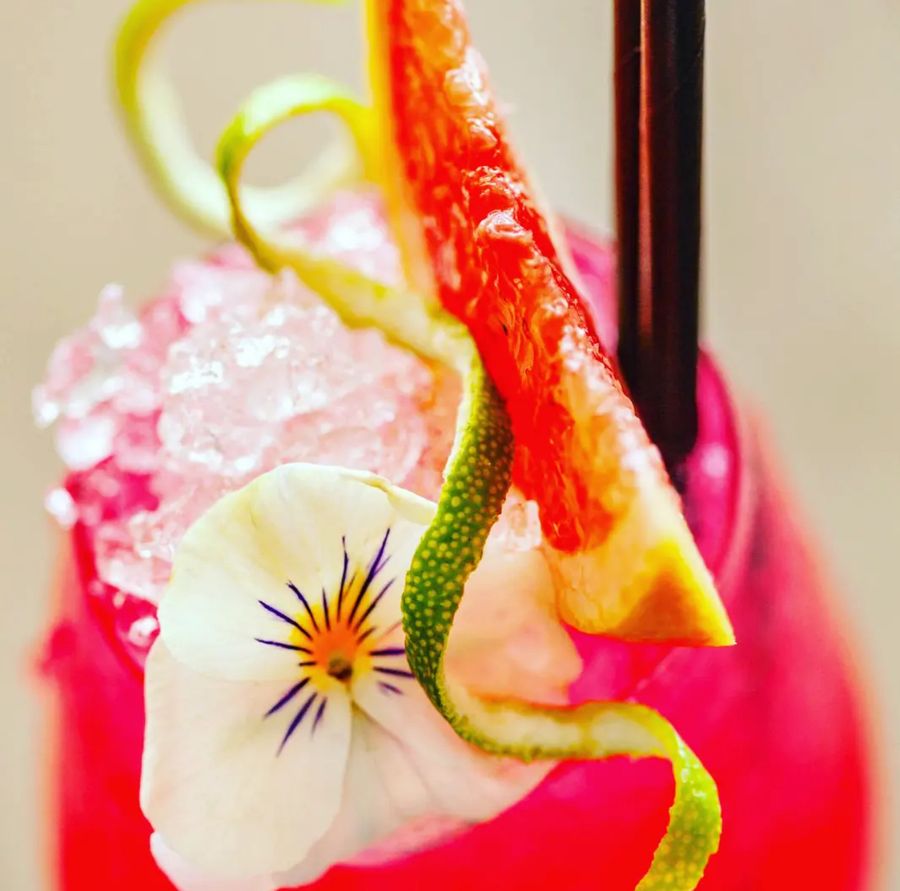 Dettaglio garnish con scorza d'agrume e fiore