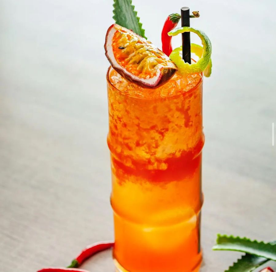 Cocktail tropicale piccante con frutto della passione